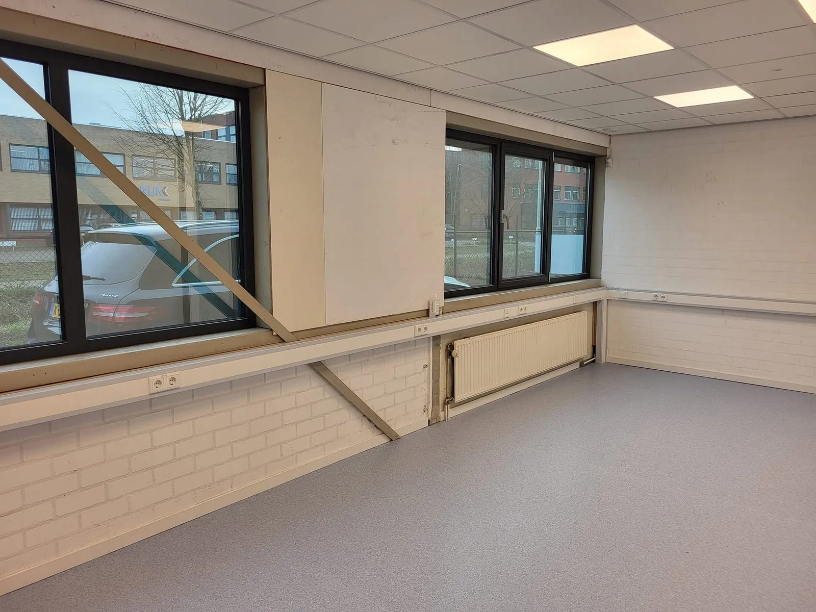 Kantoren in een 3D-printfabriek — Installatiegoot langs de gevel