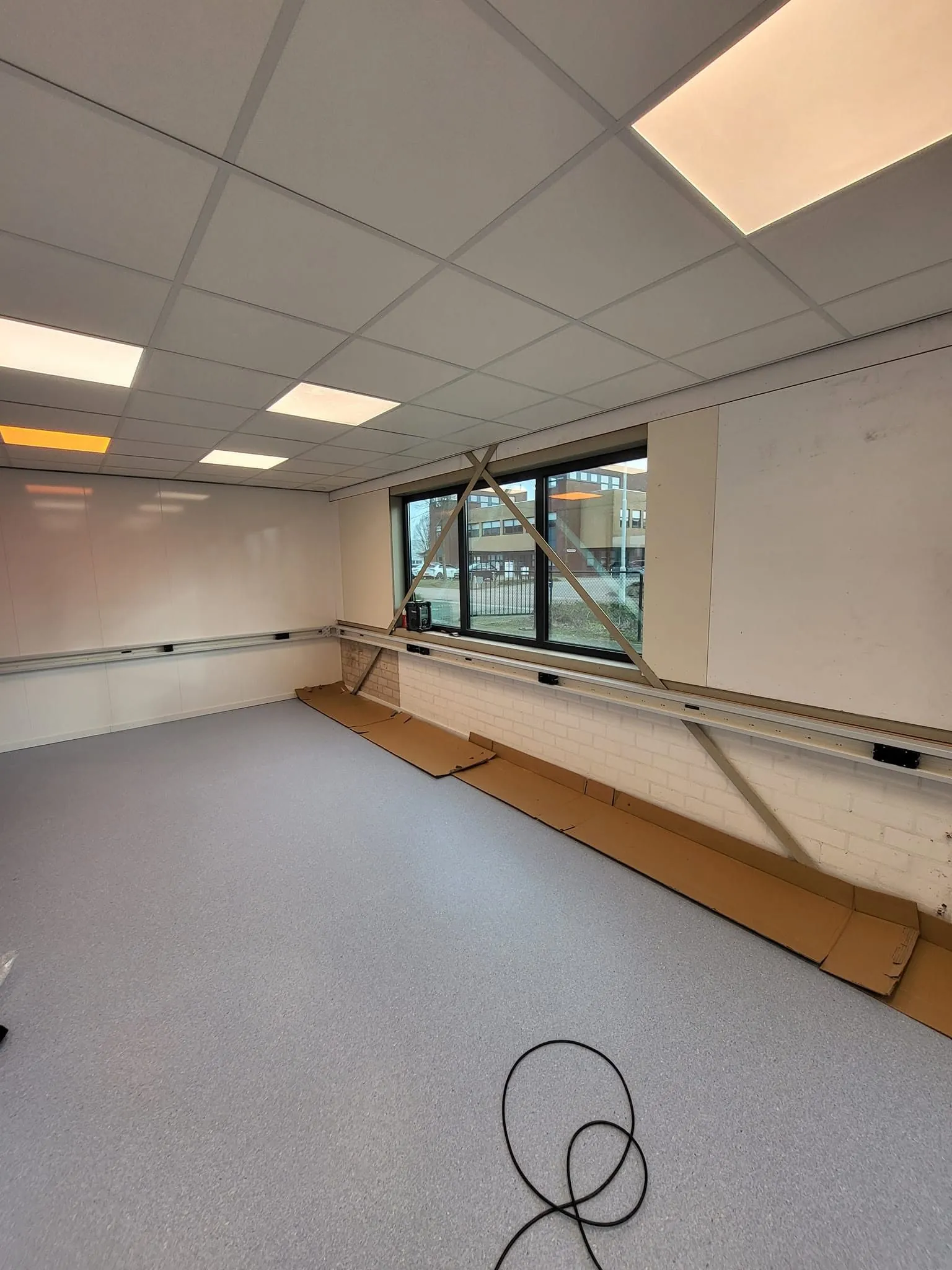 Kantoren in een 3D-printfabriek — LED-panelen in het systeemplafond